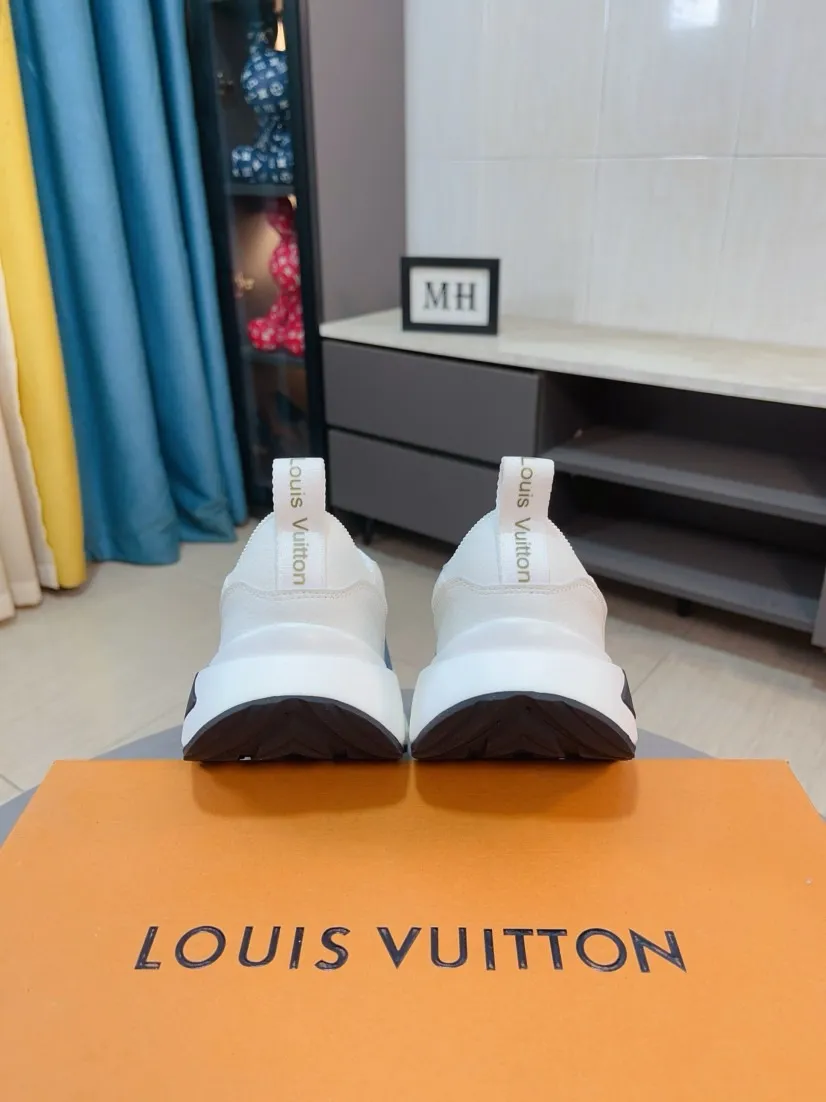Men's shoes💰458🌸🌸【LV】Louis Vuitton🔍Top Purchasing Agency🇮🇹 Lu Street Fashion God's new sports shoes are coming and are on sale at the counter simultaneously. Original factory configuration, original cowhide fabric imported from Italy, high-quality embossed splicing complex process, sports fashionista, imported water-dyed sheepskin lining, sole: Wang Yuan factory specializes in original sole super comfortable, original factory follow-up goods 🔍🔍High quality, you can enter and leave the counter at will, welcome to compare and synchronize with the counter, code number 38-44, 45 customized